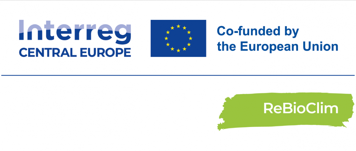 Logo Interreg CENTRAL EUROPE i Unii Europejskiej. Pod spodem napis „ReBioClim” na zielonym pociągnięciu pędzla.