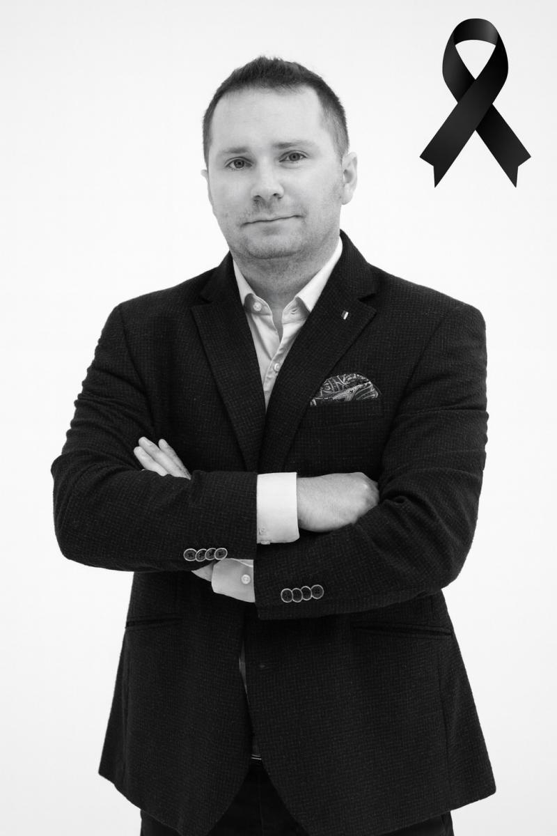 Czarno-białe zdjecie doktora inżyniera Bartosza Radomskiego