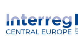 Logo przedstawia tekst w niebieskim kolorze "Interreg Central Europe". Z prawej strony tekstu znajduje się flaga Unii Europejskiej