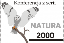 Sowa w kolorze szarym siedząca na gałęzi. Ma uniesione skrzydła ku górze. Na górze napis "Konferencja z serii". Poniżej z prawej strony napis "Natura 2000".