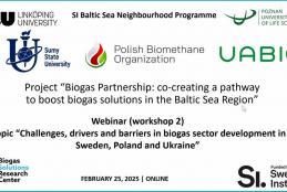 Jeden ze slajdów prezentacji projektu „Partnerstwo biogazowe: współtworzenie ścieżki rozwoju rozwiązań biogazowych w regionie Morza Bałtyckiego”. Slajd zawiera temat webinaru, datę wydarzenia oraz loga uniwersytetów i organizacji partnerskich.