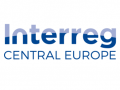 Logo przedstawia tekst w niebieskim kolorze "Interreg Central Europe". Z prawej strony tekstu znajduje się flaga Unii Europejskiej