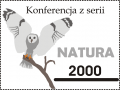 Sowa w kolorze szarym siedząca na gałęzi. Ma uniesione skrzydła ku górze. Na górze napis "Konferencja z serii". Poniżej z prawej strony napis "Natura 2000".