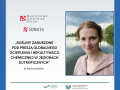 Portret dr Joanny Rosińskiej, naukowczyni. Ma jasną karnację i brązowe włosy do ramion, ubrana jest w jasnobrzoskwiniową bluzkę i naszyjnik z wisiorkiem. W tle widać spokojny zbiornik wodny z drzewami na przeciwległym brzegu. Na zdjęciu widoczny jest również tytuł: 'ROŚLINY ZANURZONE POD PRESJĄ GLOBALNEGO OCIEPLENIA I REKULTYWACJI CHEMICZNEJ W JEZIORACH EUTROFICZNYCH'. W lewym górnym rogu znajduje się logo Narodowego Centrum Nauki oraz napis 'SONATA'. Na dole zdjęcia są loga i nazwy instytucji akademickich.