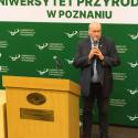 Prof. dr hab. Piotr Ślósarz stoi na podium - oficjalne powytanie.