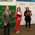 Oficjalne powitanie - trzy osoby w tym prodziekan doktor Mirosław Czechlowski  i pani profesor