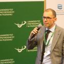 Profesor Mariusz Sojka podczas referatu. W prawej dłoni trzyma mikrofon