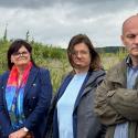 Widok zbiorczy grupy osób zwiedzających torfowisko