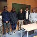 Wspólne zdjęcie Pana Profesora Atilgana z pięcioma studentami na jednej z sal wykładowych.